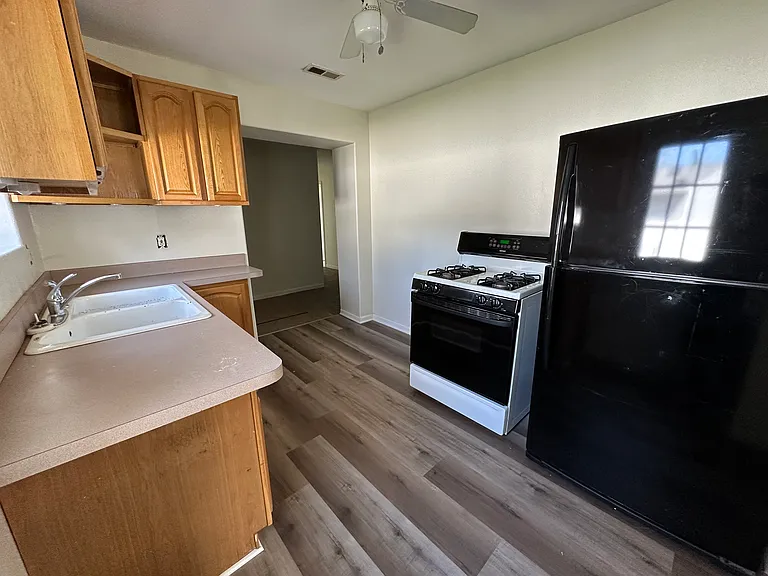 2739 Bleeker St — Photo 7