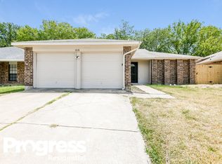 318 Valley Spring Dr, Arlington, TX 76018