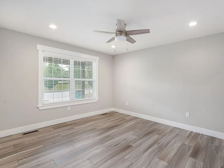1120 N Clay Ave — Photo 9
