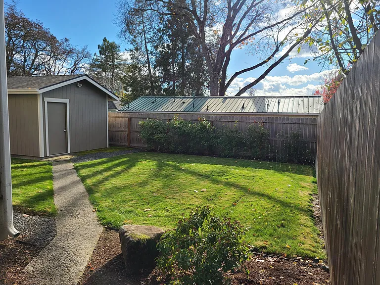 1111 SW Foundry St — Photo 13