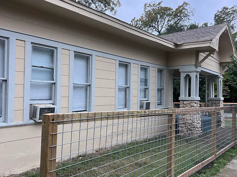 1102 W Agarita Ave — Photo 2
