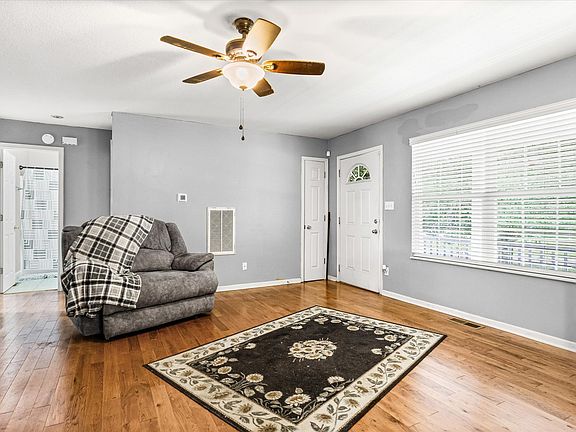 4th image of 143 S Walden Dr