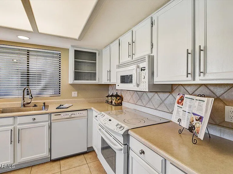 9630 W Tonto Ln — Photo 8