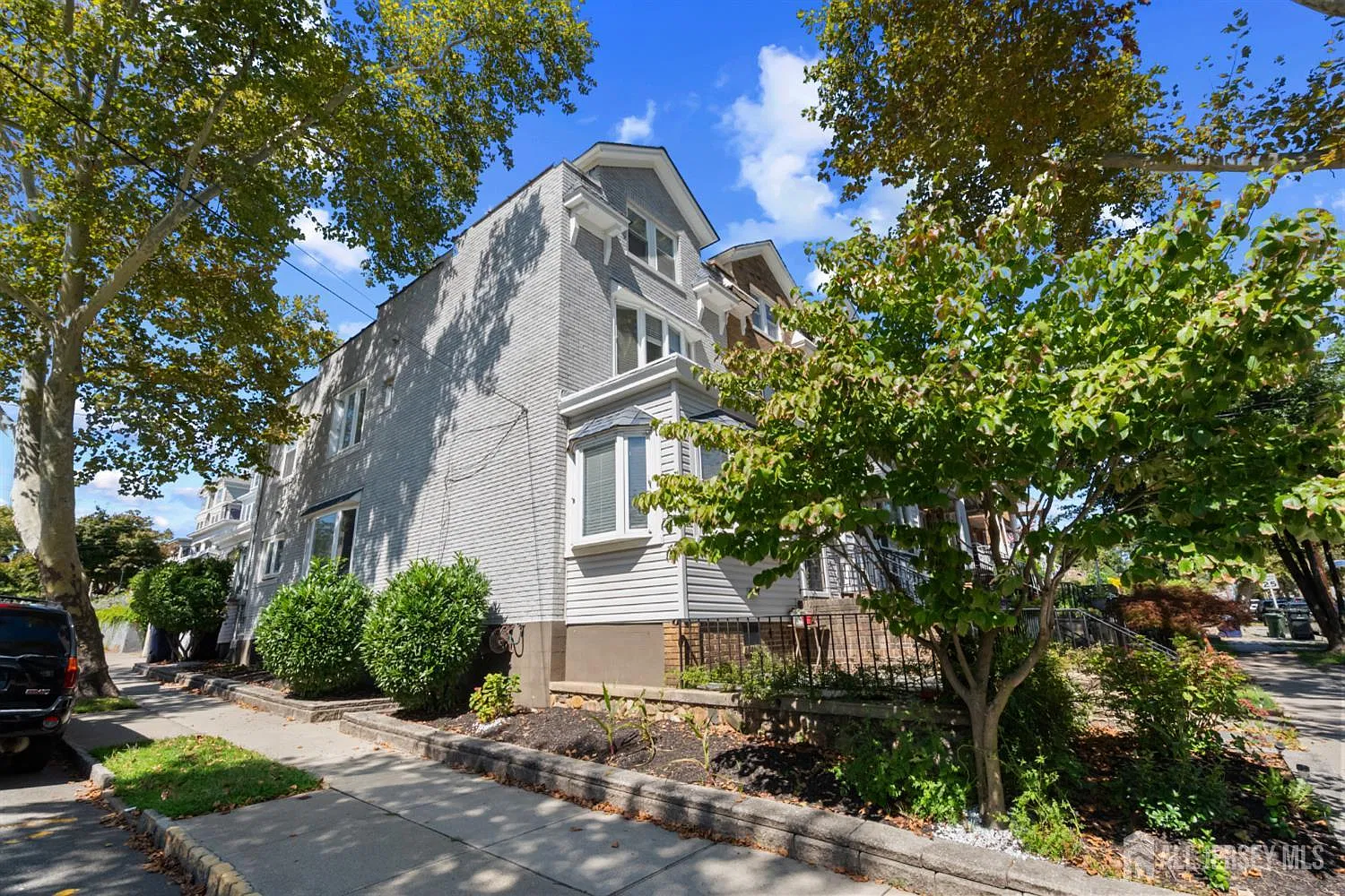 3 bed, 2.0 bath, 1863 sqft, $3,200 — Photo 2