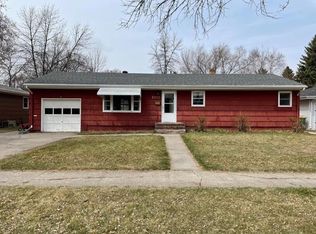 2010 Oak St, Grand Forks, ND 58201