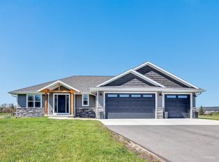 2041 Green Acres Ct, De Pere, WI 54115