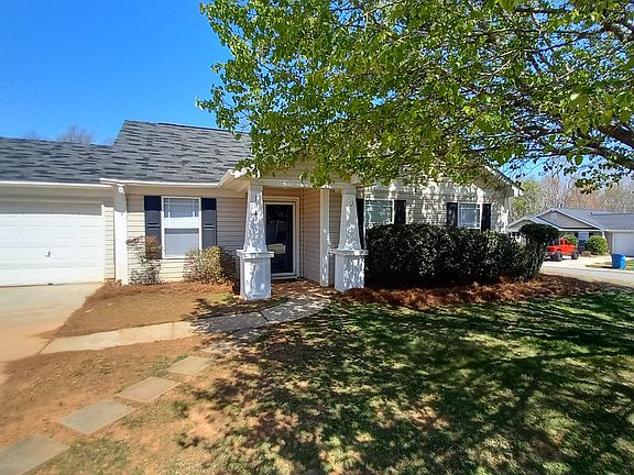 3 Bedroom 2 bath home in convenient Mooresville location
