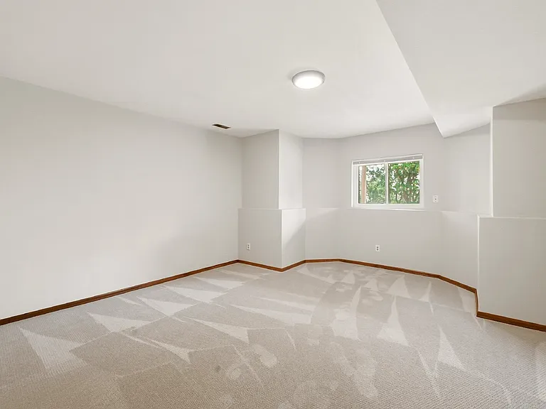 110 Mobray Ct — Photo 36