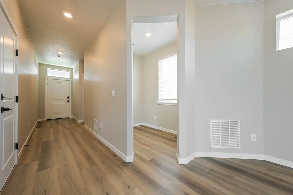 5 bed, 2.5 bath, 2200 sqft, $3,180 — Photo 4