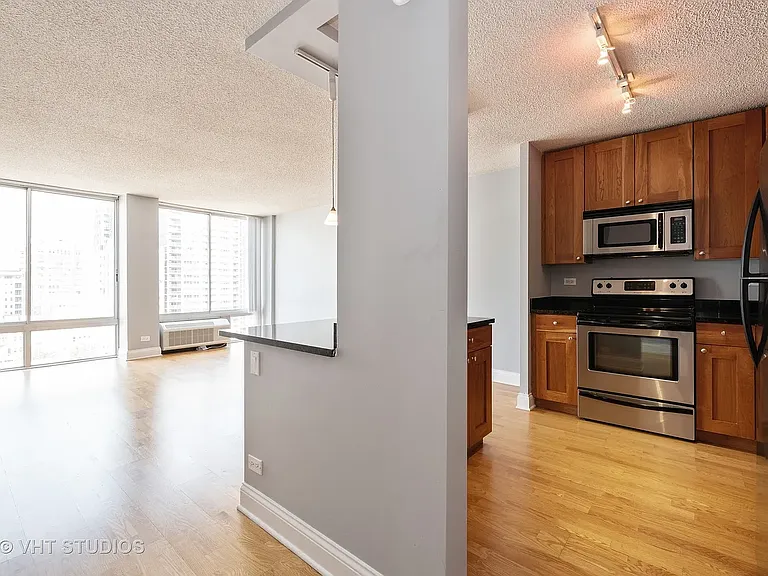 450 W Briar Pl #11M — Photo 2