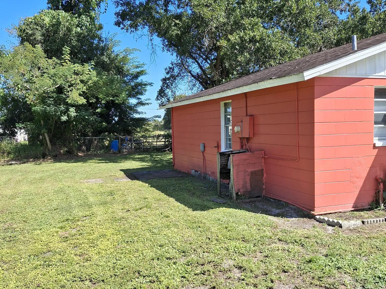 2528 SW Lois Ave — Photo 3