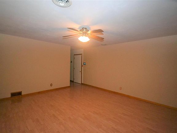 4th image of 528 Saint Paul Dr