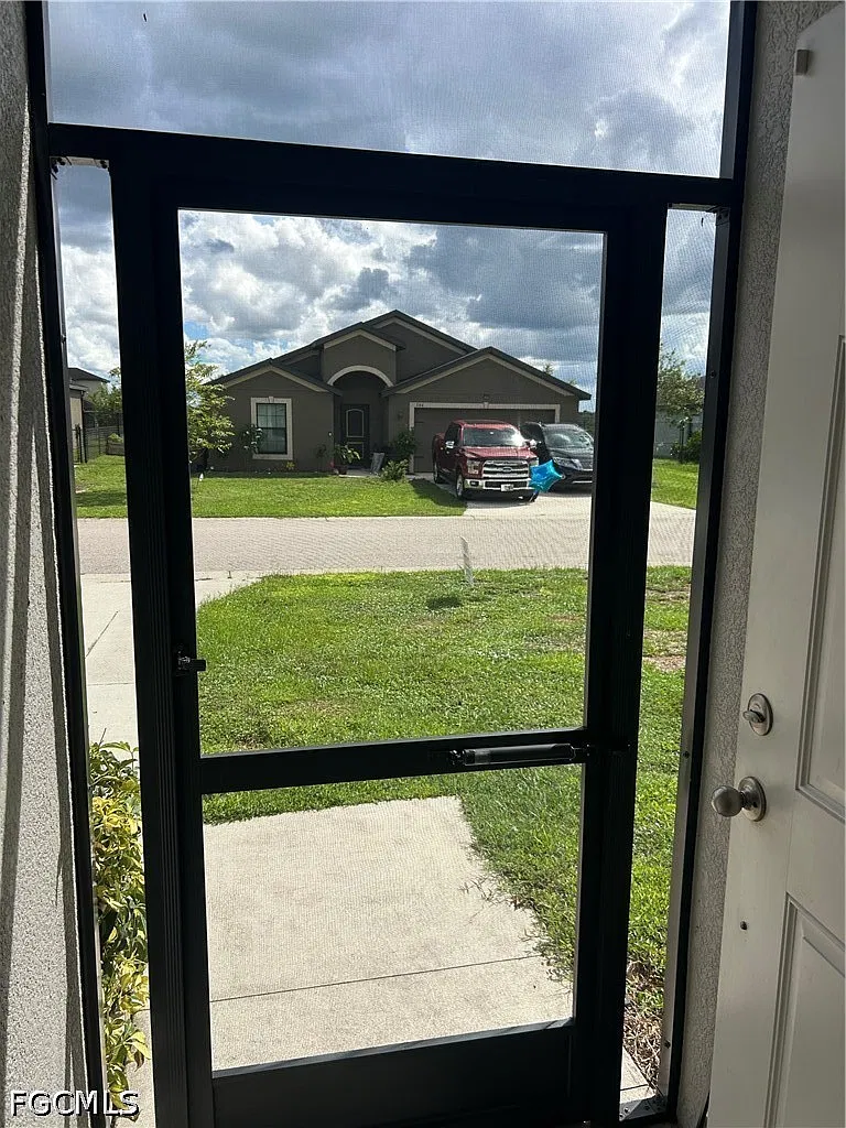 3 bed, 2.0 bath, 1270 sqft, $1,950 — Photo 3