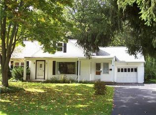 9 Woodside Dr, Penfield, NY 14526