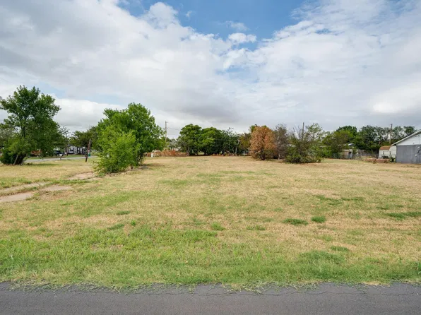 302 E Emerald Ave, Iowa Park, TX 76367