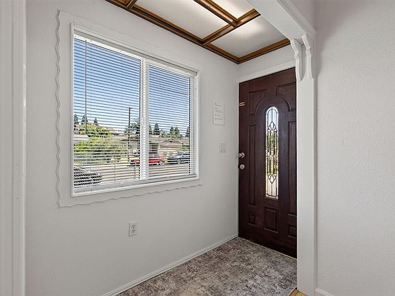4th image of 1025 Carrie St