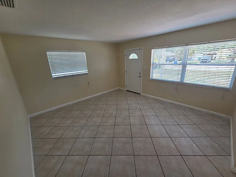 2910 W Pearl Ave — Photo 6