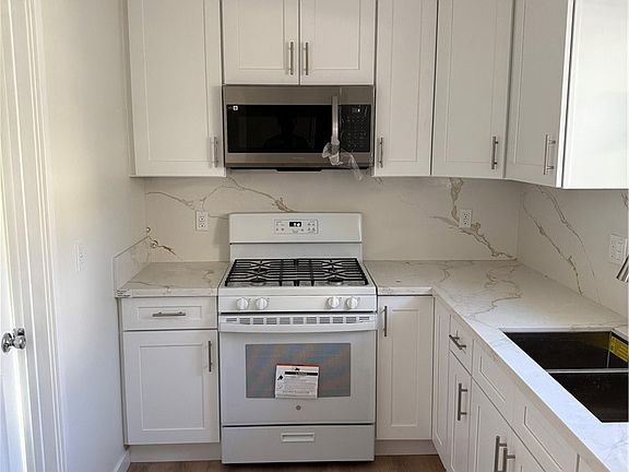3rd image of 616 Alexander St