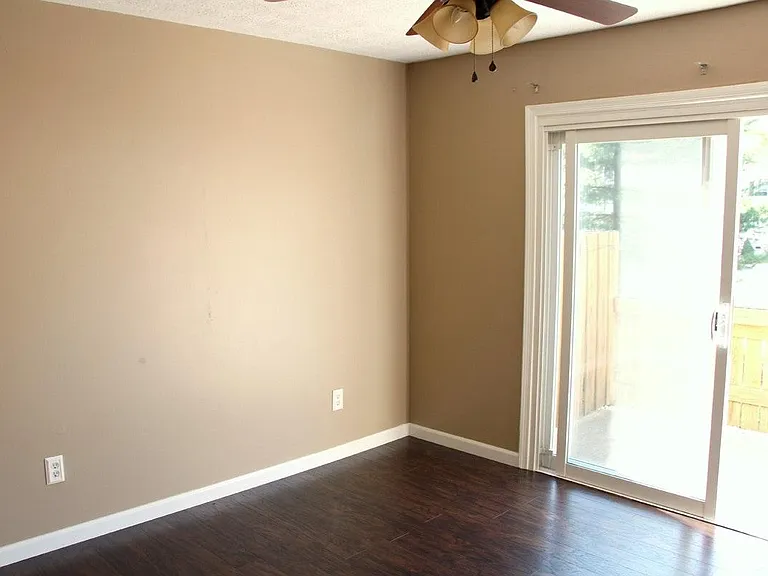 405 Spruce Ln — Photo 2