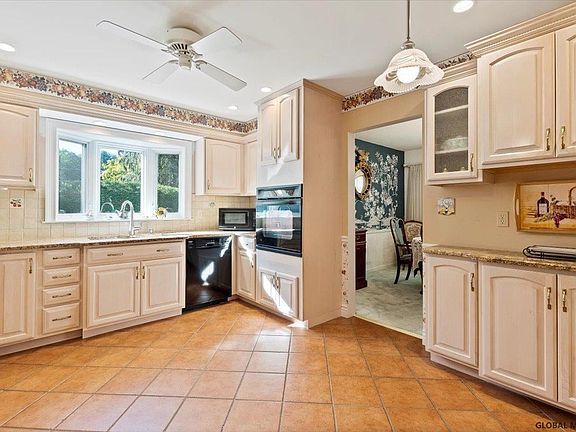 2nd image of 7 Sheraton Ln