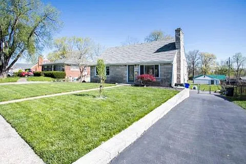 3 bed, 2055 sqft, $2,395 — Photo 2