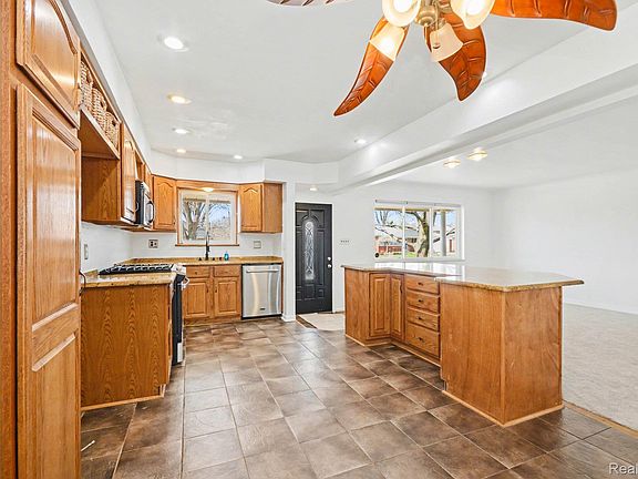 5th image of 30612 Dover Ave
