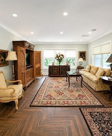 4th image of 902 Manor Ln
