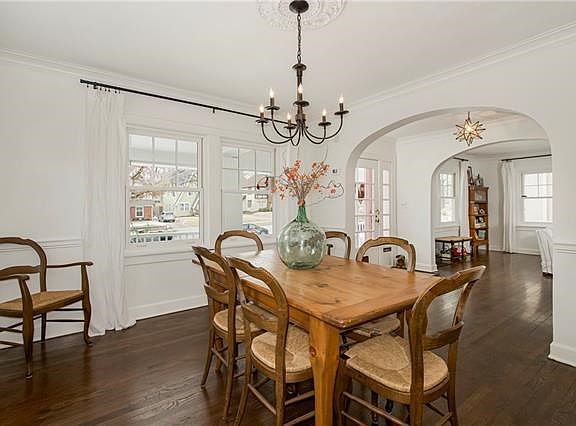 3rd image of 829 W Gregory Blvd
