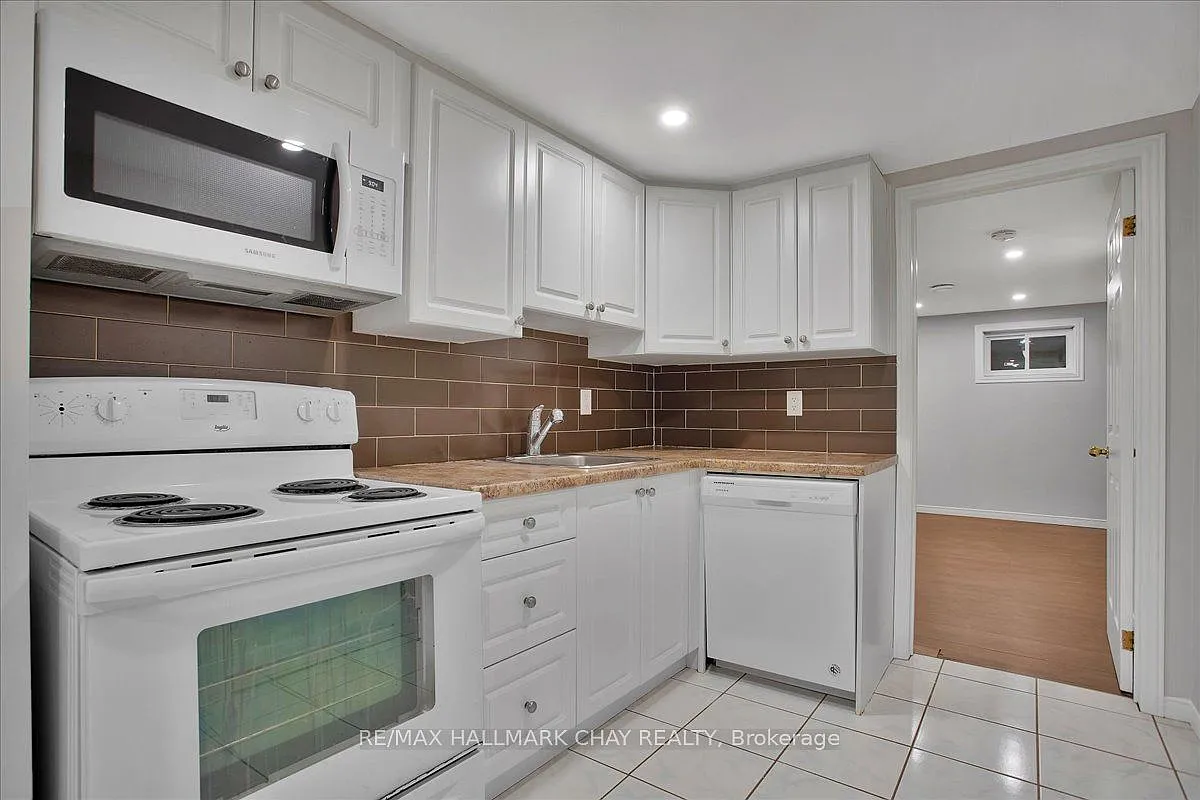 Building Photo - 42 Daphne Cres #B