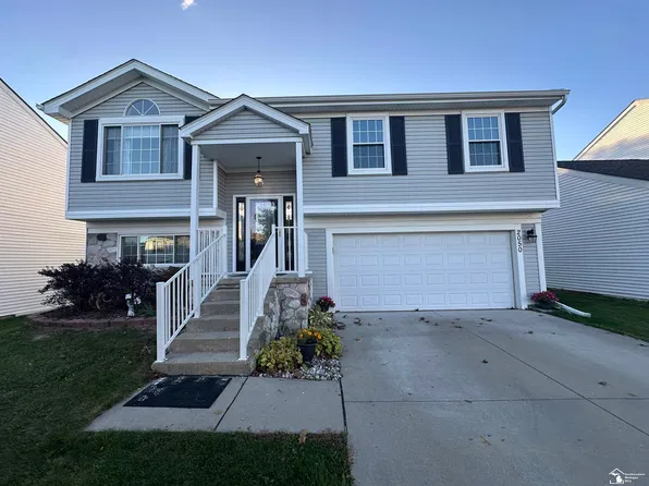 2050 E Williams Cir, Westland, MI 48186