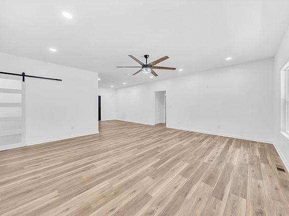 5th image of 226 Woodland Way
