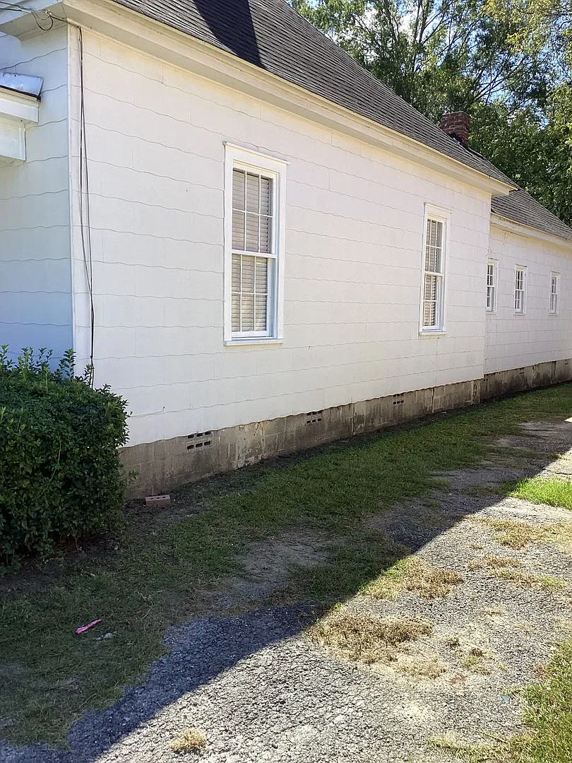 Three bedroom one and a half bath — Photo 2