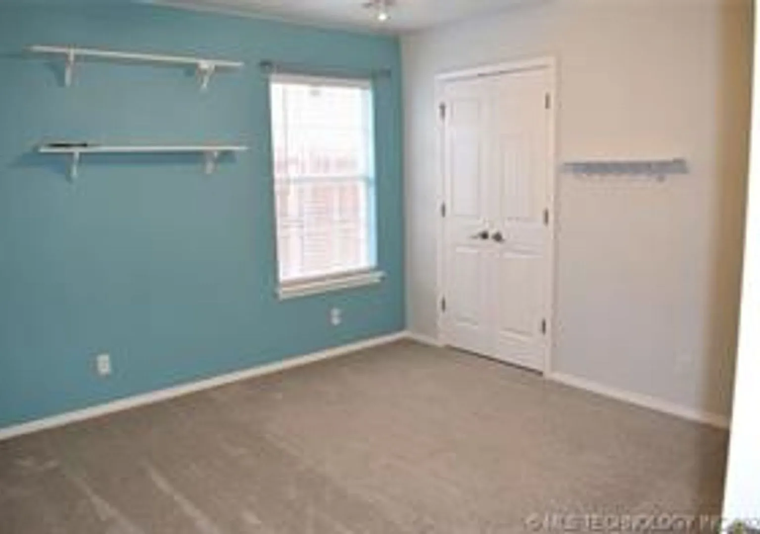 Beautifully kept 1.5 story home with 3 lg bedrooms (game room could be a 4th bedroom). — Photo 1