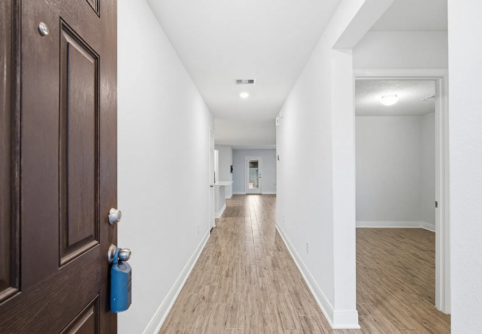 3 bed, 2.0 bath, 1652 sqft, $2,400 — Photo 2