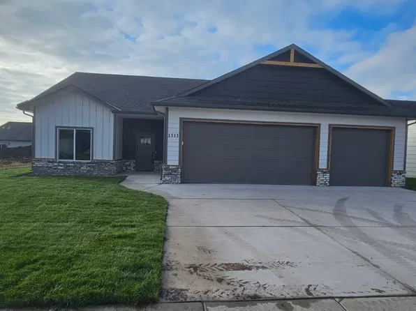 1511 E Midway Ct, Valley Center, KS 67147