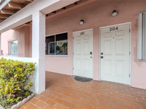8013 Lake Dr APT 203, Doral, FL 33166