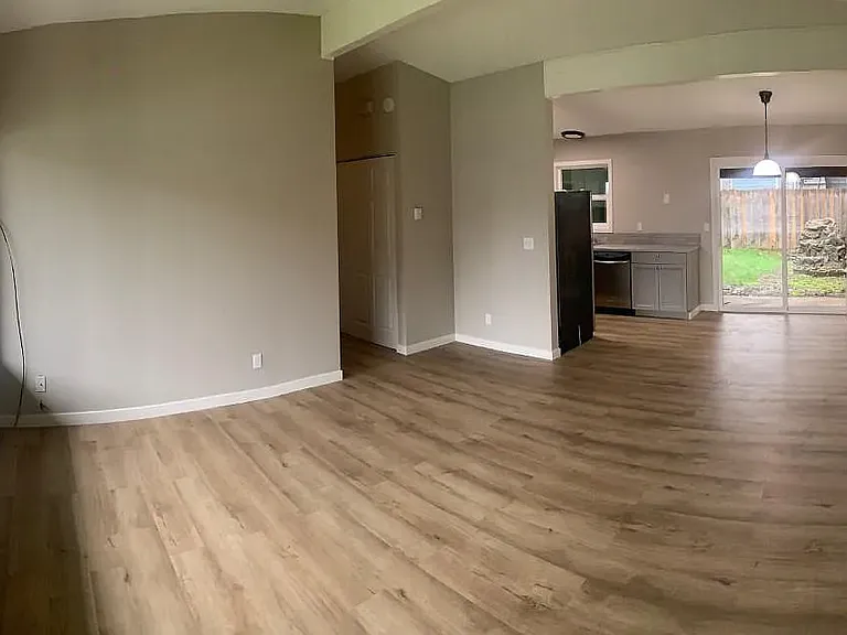17215 NE Glisan St #17215 — Photo 2