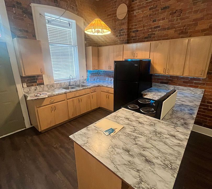 1st image of 115A SE Main St