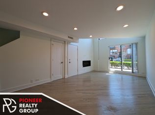 950 W Grace St #1, Chicago, IL 60613