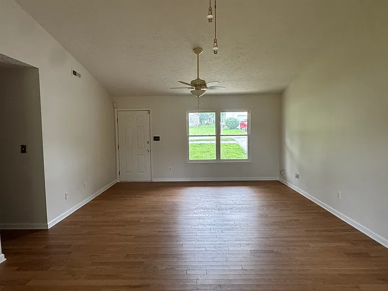 305 Routt Dr — Photo 2