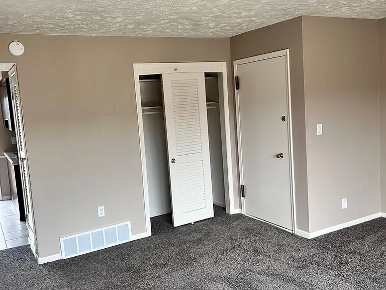 Bristol Square Apartments — Photo 158