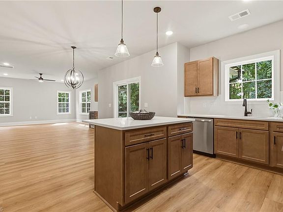 5th image of 224 Longwood Dr