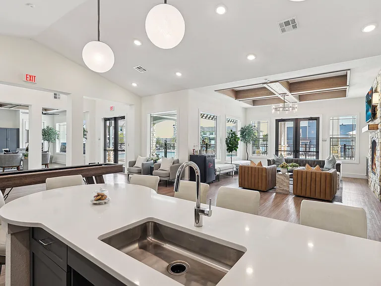 The Lantana Apartments — Photo 22
