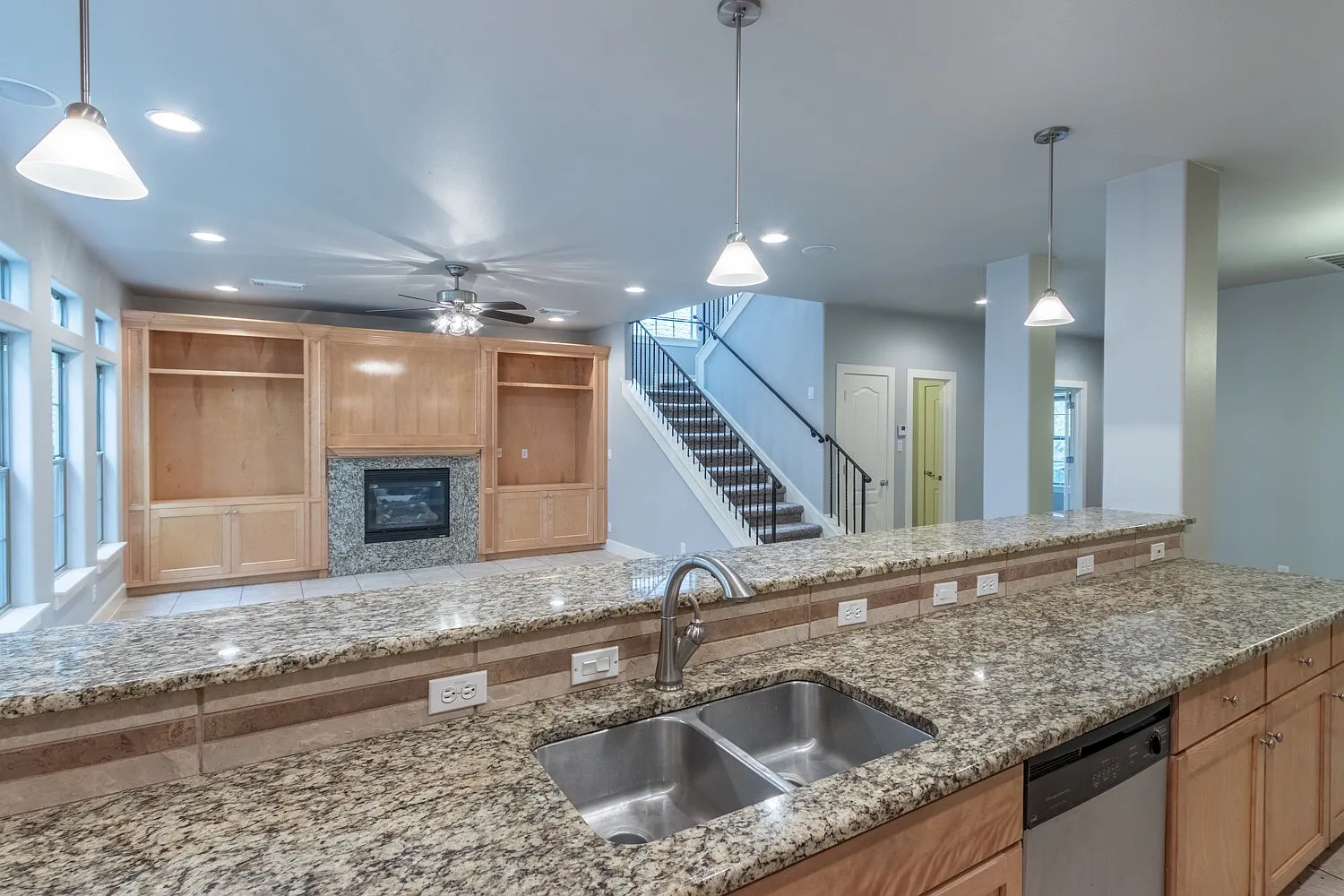 Ut Pre-Lease : 6 Bed / 3 Bath - Spacious Bedrooms, North Of Ut — Photo 3