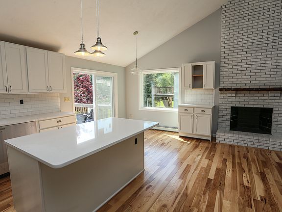 3rd image of 13 Hoodkroft Dr