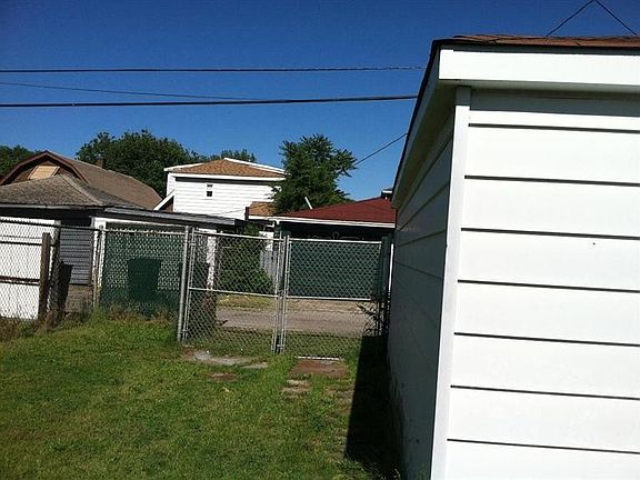 5th image of 3931 Evergreen St N