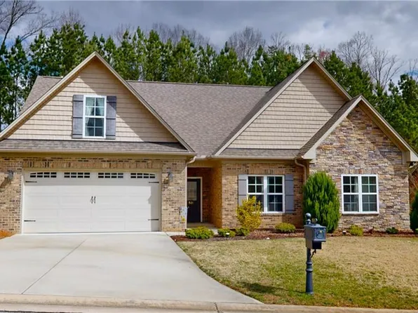 501 Cambridge Links Ct, Winston Salem, NC 27107