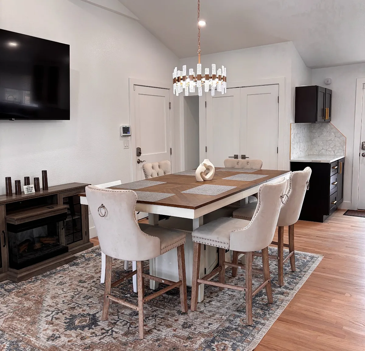 4 bed, 2200 sqft, $2,000 — Photo 2