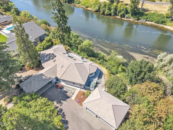 1282 Shady Ln, Grants Pass, OR 97527