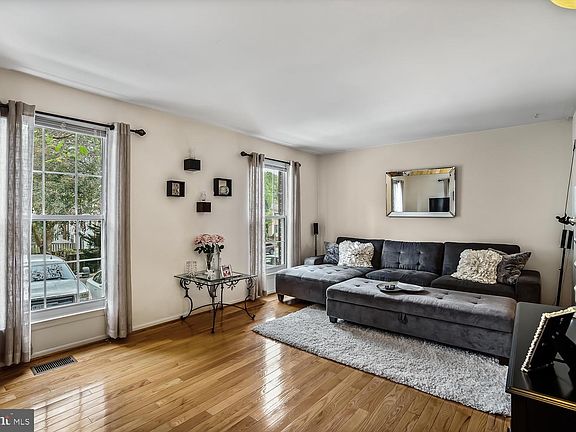 4th image of 2 Honey Brook Cir